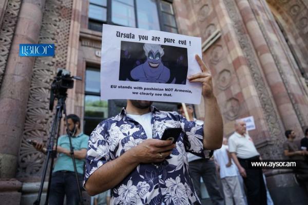 Урсула фон дер Ляйен протесты Ереван Урсула фон дер Ляйен протесты Ереван
