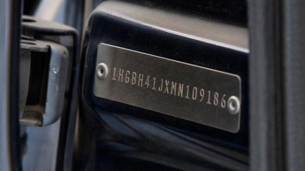 VIN-код на металлической табличке в дверном проёме автомобиля VIN-код на металлической табличке в дверном проёме автомобиля