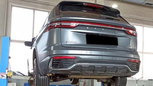 Автомобиль Джили готовится к ремонту ходовой части в автомастерской Автомобиль Джили готовится к ремонту ходовой части в автомастерской