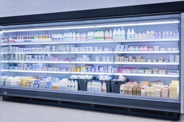 Холодильная горка с молочными продуктами в российском супермаркете Холодильная горка с молочными продуктами в российском супермаркете