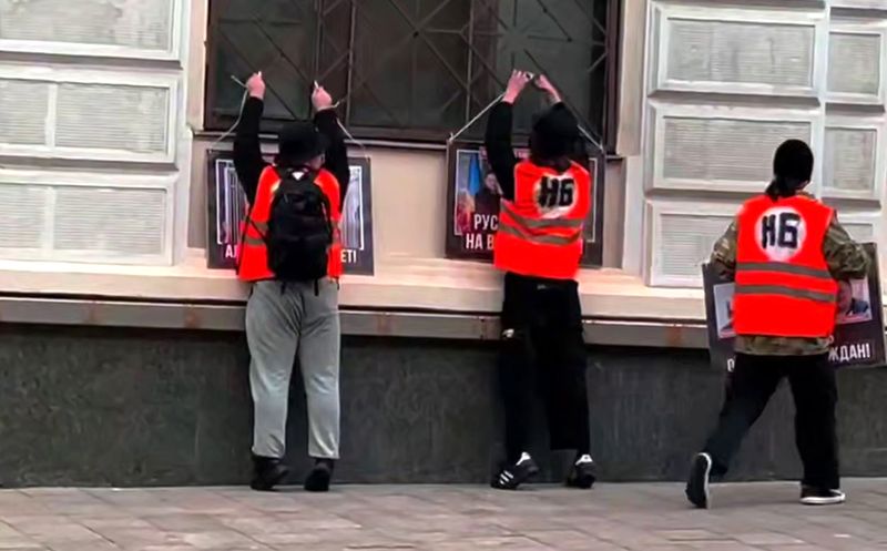 Плакаты на посольстве Азербайджана в Москве