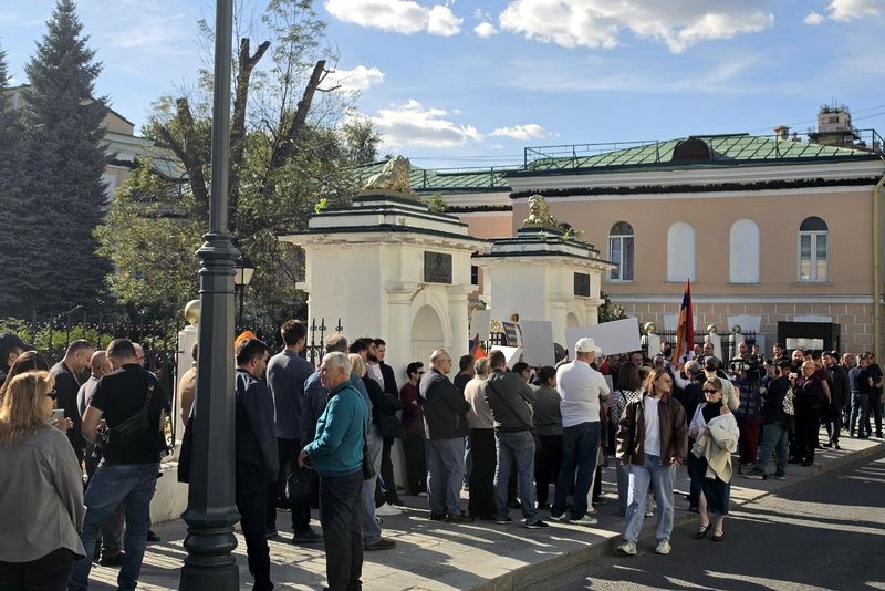 протесты у посольства Армении в Москве