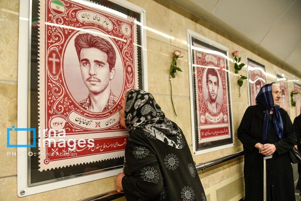 В метро Тегерана прошла выставка портретов армянских солдат