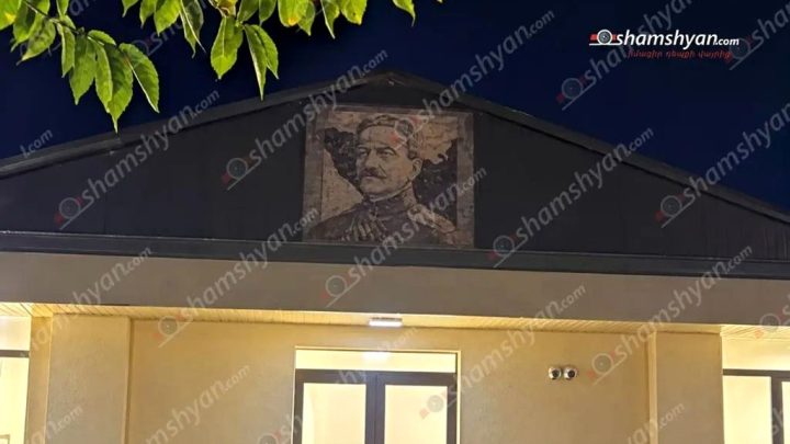 Андраник Озанян на фасаде школы