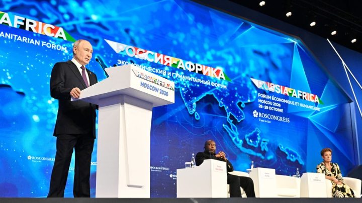 Президент РФ Владимир Путин выступает на пленарном заседании Экономического гуманитарного форума "Россия - Африка" в Москве. Справа налево: директор Института Африки Российской академии наук Ирина Абрамова и президент Республики Бурунди, председатель Африканского союза Эварист Ндайишимийе. Иван Секретарев / РИА Новости При использовании обязательно указание имени автора и источника: «Имя автора/фотохост-агентство саммита и форума Россия-Африка».