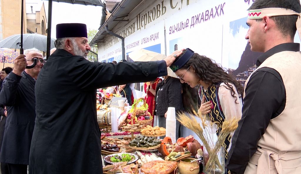 Мовсес Мовсесян благословляет молодежь