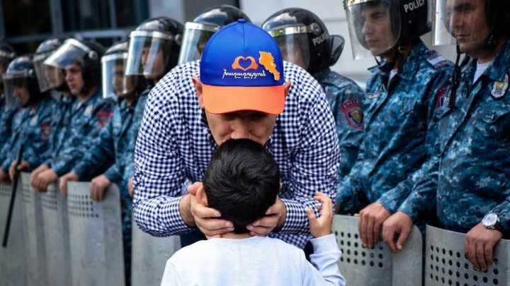 Никол Пашинян под охранойполиции целует ребенка в голову