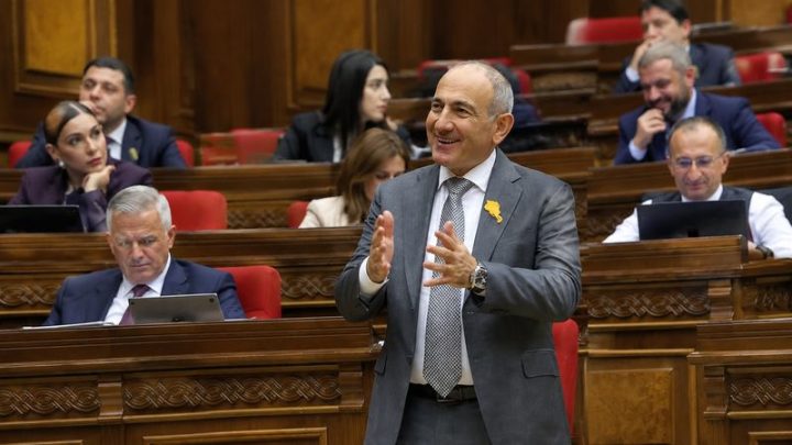 Никол Пашинян смеется в парламенте