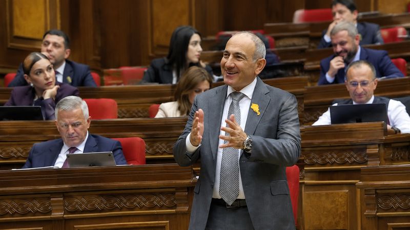 Никол Пашинян смеется в парламенте