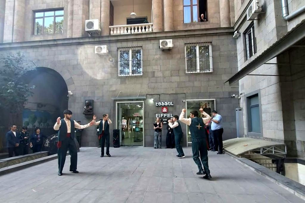 мемориальная доска и бюст Левон Айрапетян