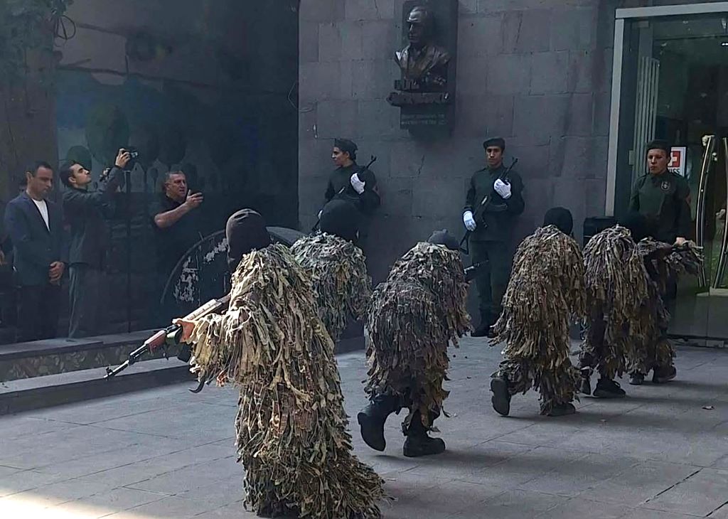 мемориальная доска и бюст Левон Айрапетян