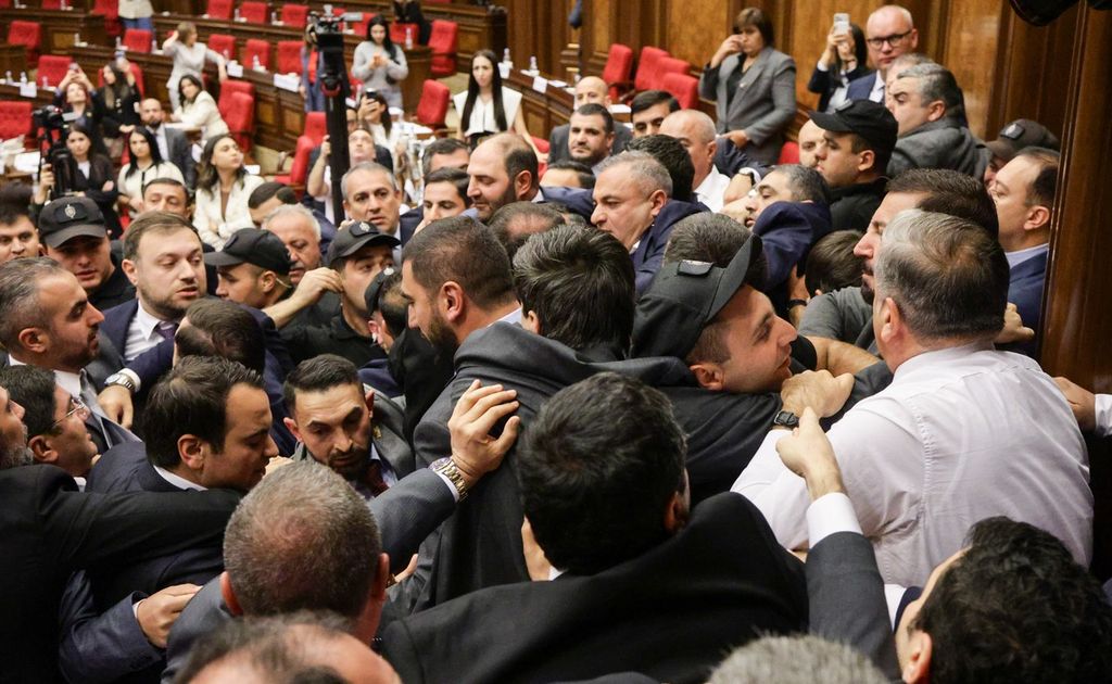 парламент Армении драка депутатов
