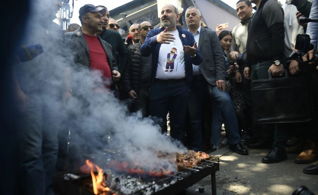 шашлыки на улицах Еревана Никол Пашинян